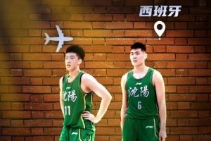 媒体人:黄秋实张峻豪启程后被毕巴放弃 后者被提醒两人打架禁赛